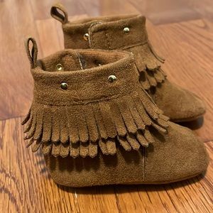 Baby girl size 2 (3-6 months) brown boots with Velcro